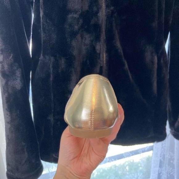 Nine West Gold Women's Flats with a Gold Flower Detail 5 1/2 - Picture 5 of 8